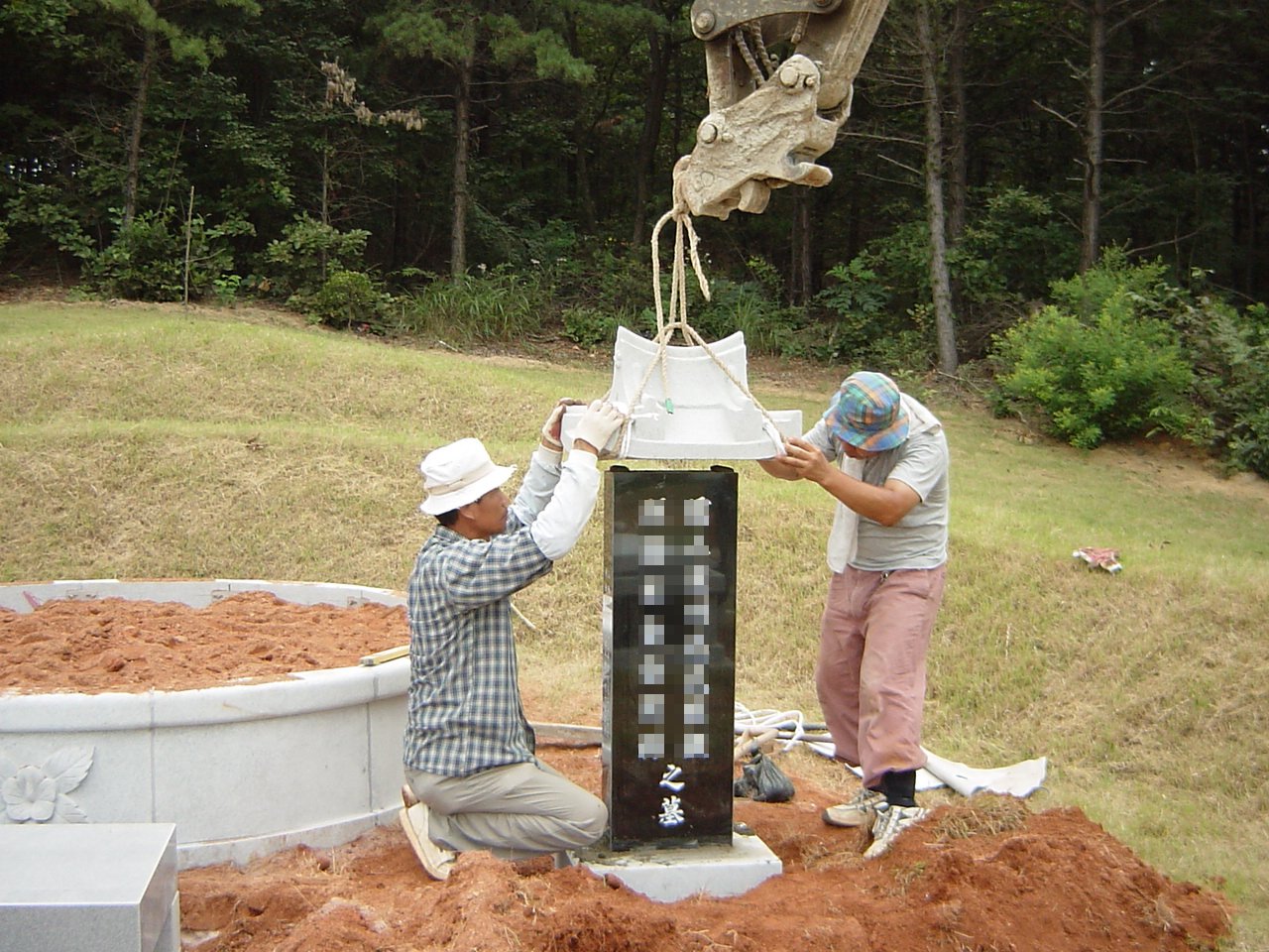 원형 묘체, 비석