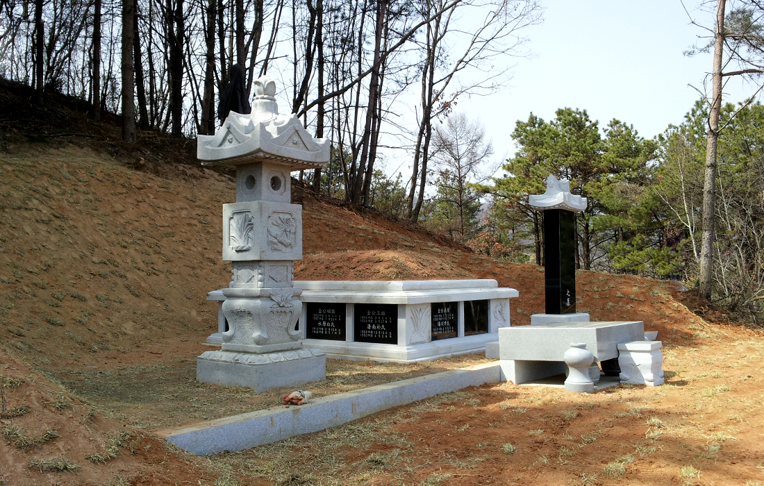 사각납골묘.jpg