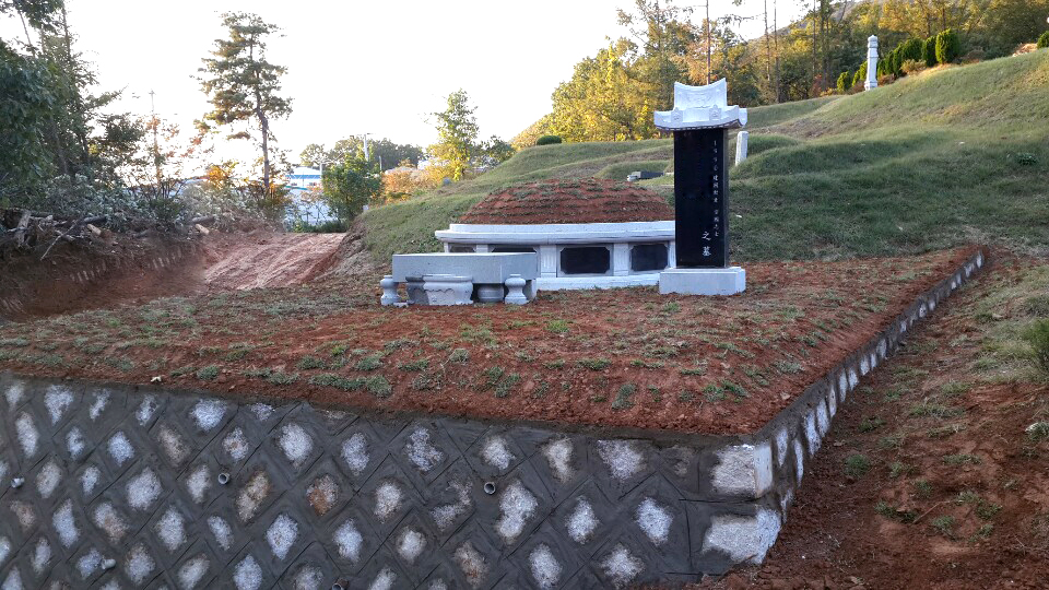 각뿔대상으로 가공한 화강암 등의 단단한 돌. 옹벽용으로서 사용하여, 법면의 토사의 무너짐을 방지합니다.