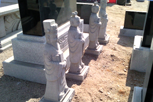 망두석, 망주석, 망부석, 장명등, 병풍석, 문인상, 무인상, 사자상, 장군상